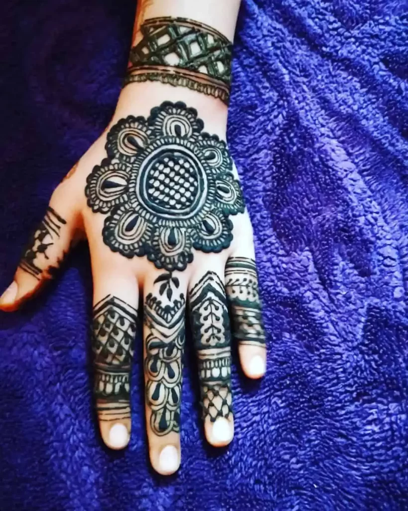 Simple Circle Mehndi Design