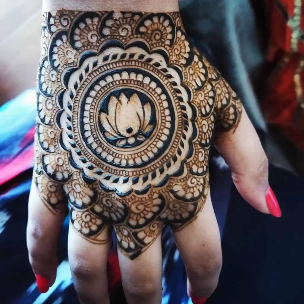 Simple Circle Mehndi Design