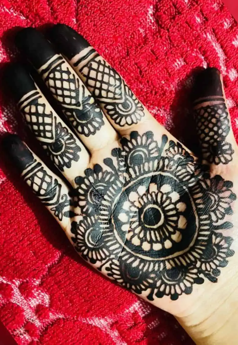 Simple Circle Mehndi Design