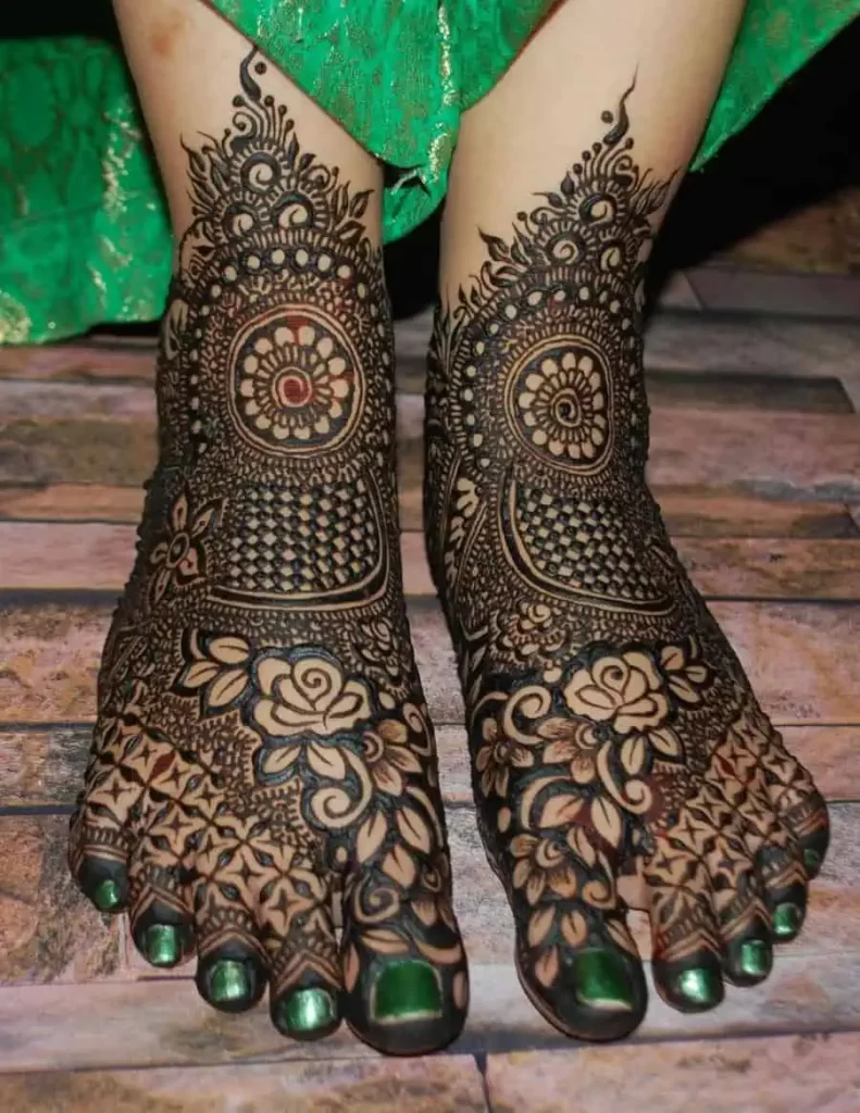 Stylish Mehndi Design for Leg 